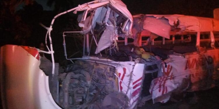 Trailer embiste autobús de softbolistas de Padilla; hay 25 heridos.