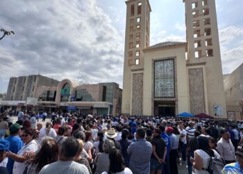Entre lágrimas y aplausos sepultan a candidato asesinado