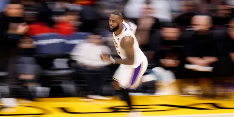 LeBron James rompe récord de Michael Jordan en la NBA