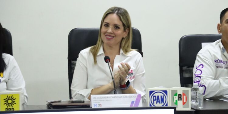 Gana debate Ale Cárdenas
