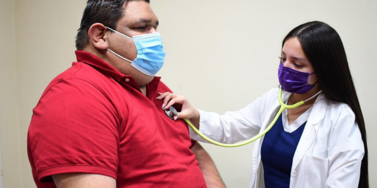 Atienden clínicas UNE a 2,300 pacientes en abril