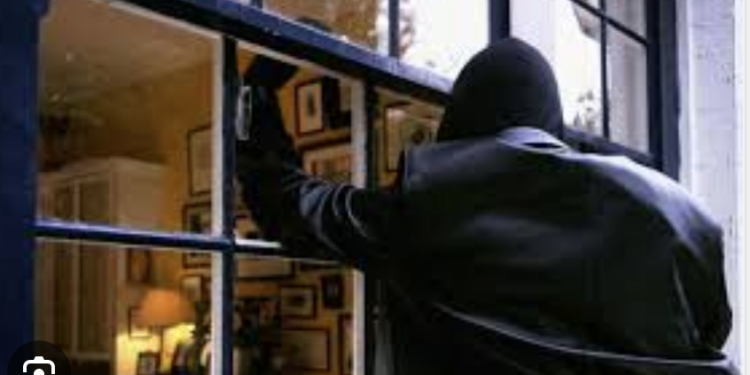 Le saquean su casa mientras dormía