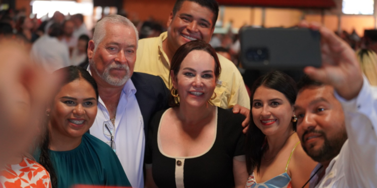 Respaldan profes de Nuevo Laredo a Carmen Lilia Canturosas