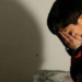 Encerraba a su hijo para ir a trabajar; la detienen por violencia familiar.
