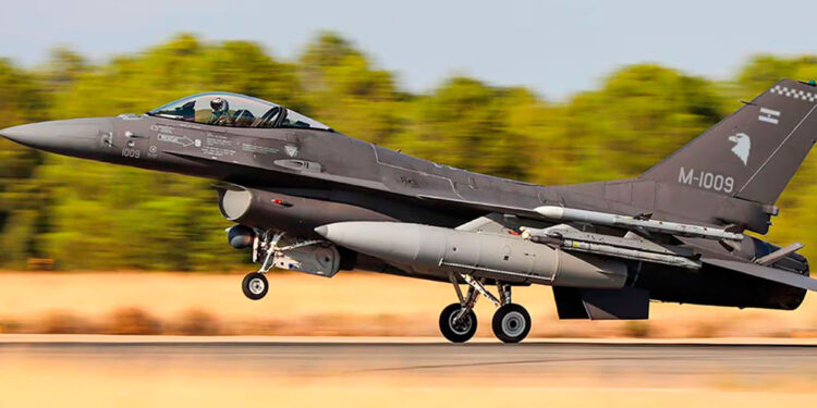 Dinamarca permite a Ucrania usar sus F-16 contra Rusia