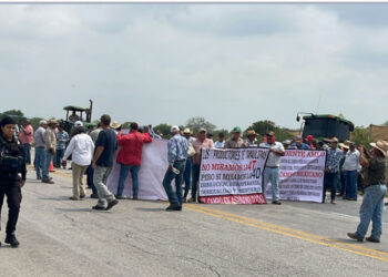 Con cierre de carretera exigen apoyos para el campo