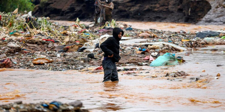 Suman 228 muertes por las devastadoras inundaciones en Kenia