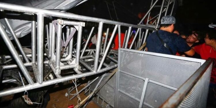 Mueren al menos 4 personas tras caída del escenario en evento de Maynez en NL