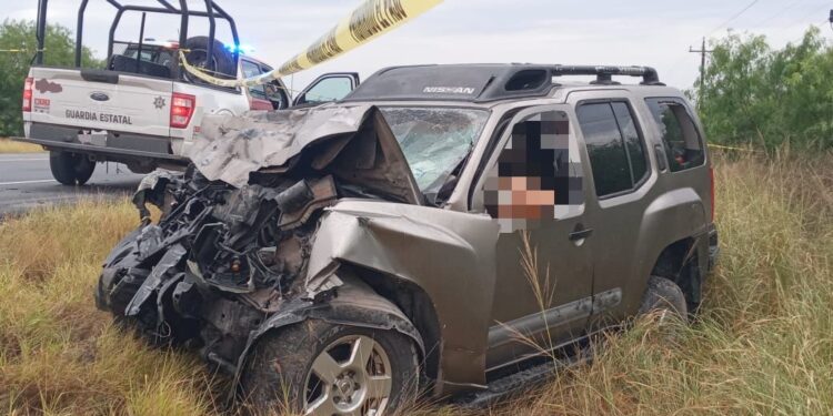 Muere conductor al estrellar camioneta con trailer