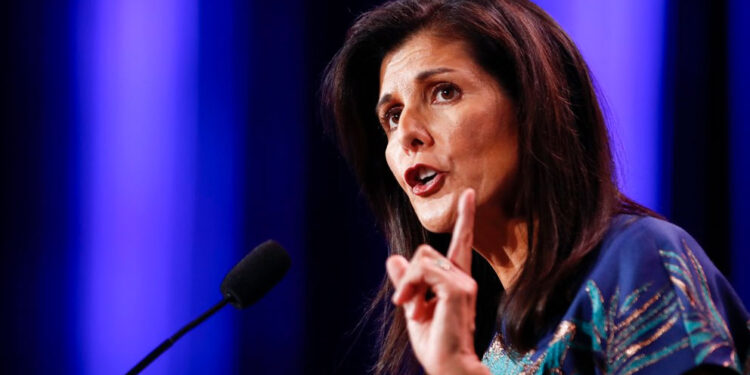 Nikki Haley visita Israel y escribe en un proyectil: ‘Acaben con ellos’