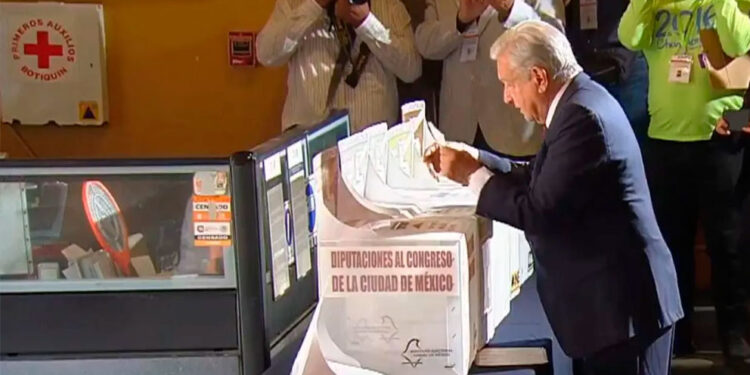 Emite AMLO su último voto como Presidente