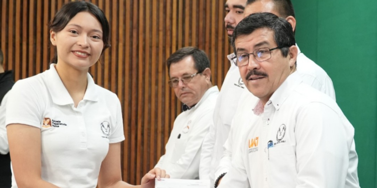Reconoce la UAT el desempeño académico de estudiantes hijos del personal docente