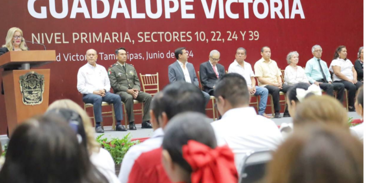 Reconoce municipio a alumnos y maestros con medalla «Guadalupe Victoria»