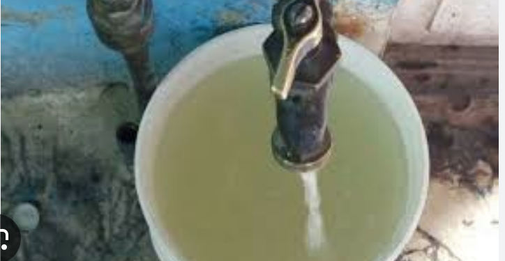 Alerta diputada sobre riesgos de agua turbia en tomas domiciliarias.