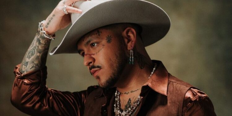 Christian Nodal es acusado por falsificación de documentos