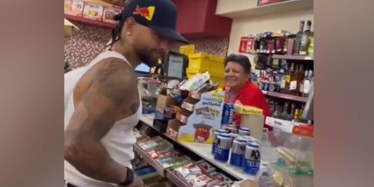 Maluma es captado comprando cerveza en tienda de conveniencia en Monterrey