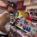 Maluma es captado comprando cerveza en tienda de conveniencia en Monterrey