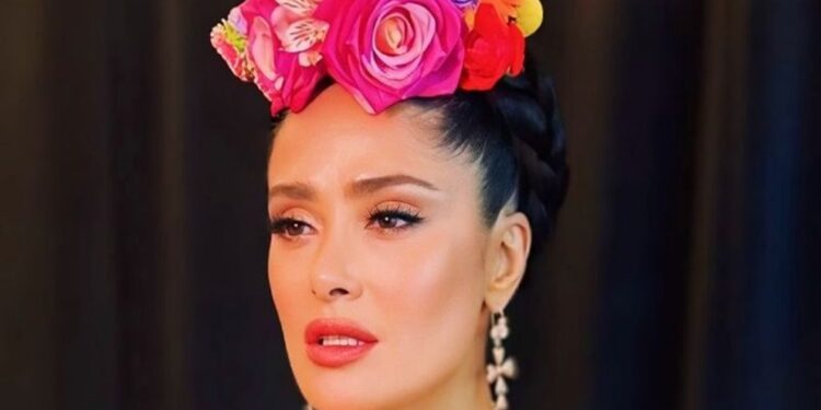 Salma Hayek celebra triunfo de Sheinbaum como presidenta de México