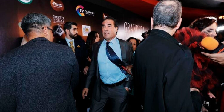 Agrede Yáñez a reportera en alfombra de Grandeza Hispana