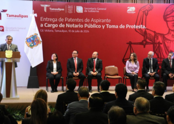 Entrega Américo patentes de aspirantes a notarios públicos