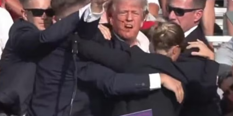 Trump sufre atentado; presuntamente lo balean.