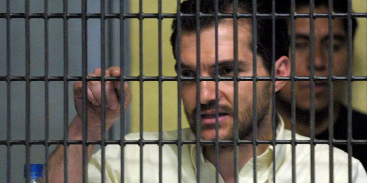 Carlos Ahumada arriba al AICM procedente de Argentina; «no se opuso a la extradición”, dice abogado