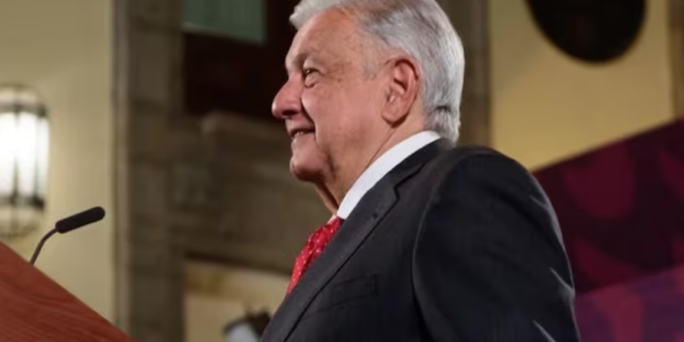 «Podemos resistir un poco más» dice AMLO en «lunes negro»