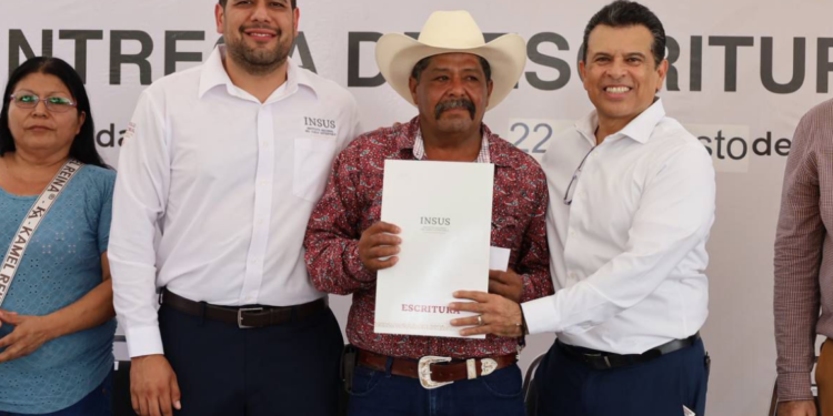 Gobierno de Victoria brinda certeza jurídica patrimonial a 50 familias.