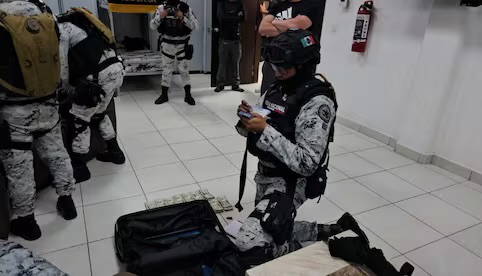 Hallan en cuartel de la Guardia Nacional 48 mil dólares en efectivo y armas sin registrar