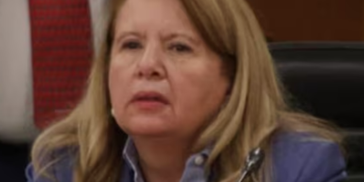 Interpelan a Ministra Loretta Ortiz; «Juez votado, corrupto asegurado», le gritan.