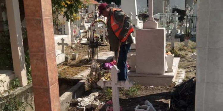 Trabaja gobierno en limpieza de panteones municipales