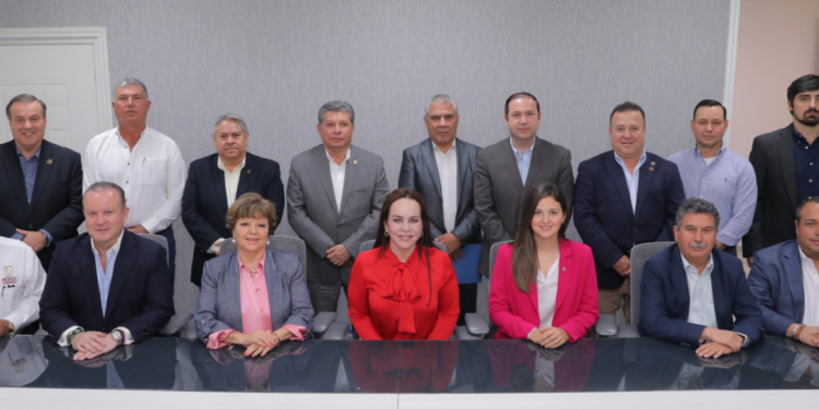 Encabeza Carmen Lilia Canturosas reunión de trabajo para solucionar tráfico en autopista