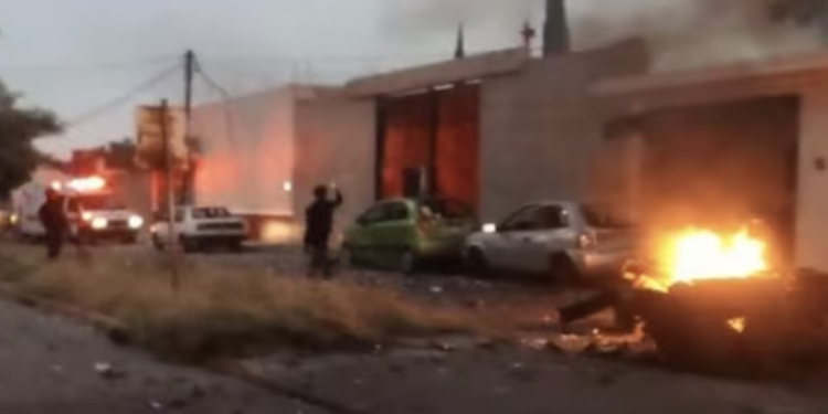 Explotan dos coches bomba en Guanajuato