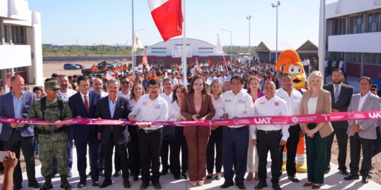Inauguran alcaldesa Carmen Lilia Canturosas y rector Dámaso Anaya, primera preparatoria UAT en Nuevo Laredo