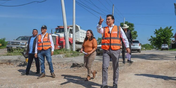 Supervisa Lalo Gattás avance de obra de pavimentación con concreto hidráulico en la México.