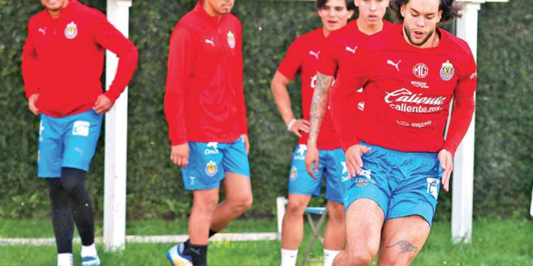 Por lesión, ni Chicharito ni Tiba verán acción frente a Pumas