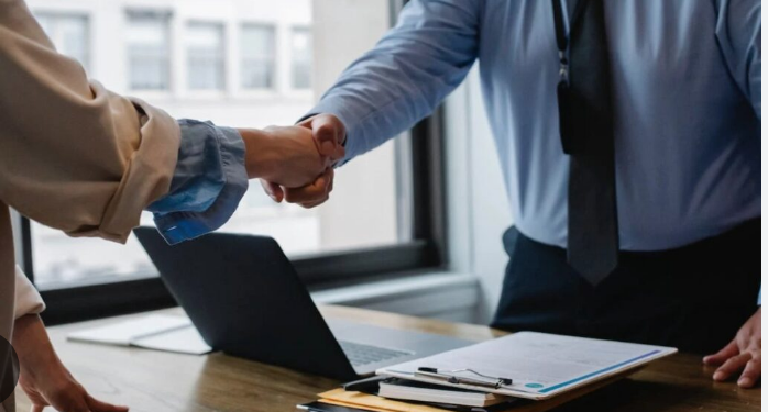 Jóvenes siguen batallando para conseguir su primer empleo