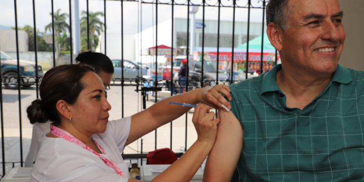 Exhorta Salud a la población a aplicarse vacunas contra Influenza, Covid-19 y neumococo