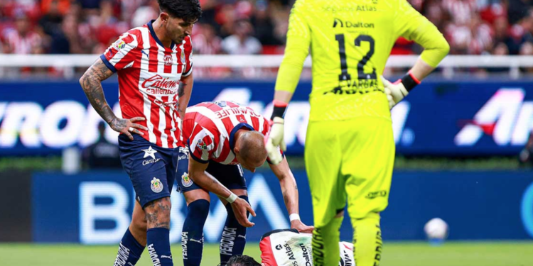 Edgar Zaldívar sufre escalofriante lesión en clásico tapatío.