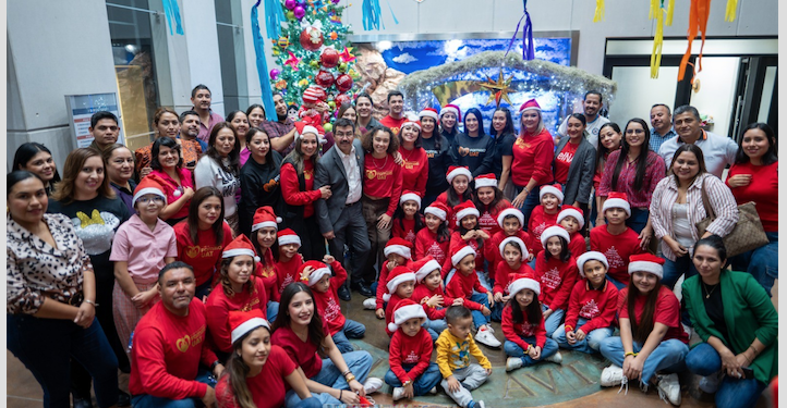 Preside rector encendido del pino navideño Familia UAT