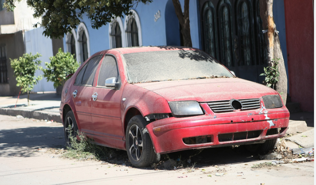 Municipios decomisarán y venderán los vehículos abandonados.