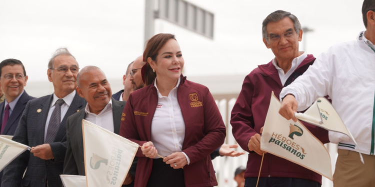 Dan banderazo gobernador, Américo Villarreal Anaya, y alcaldesa Carmen Lilia Canturosas a operativo Héroes Paisanos en Nuevo Laredo