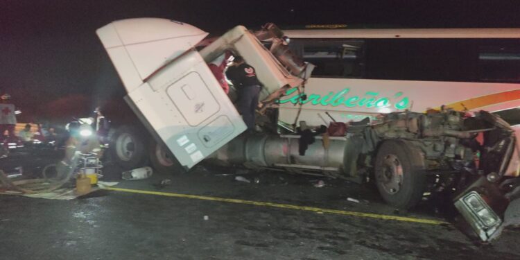 Trágico accidente en carretera Victoria-Zaragoza deja un muerto y 15 heridos