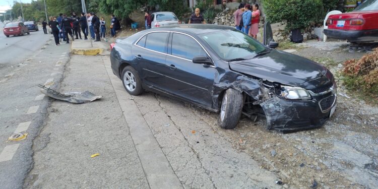 Volante se le echa “candado” y causa carambola