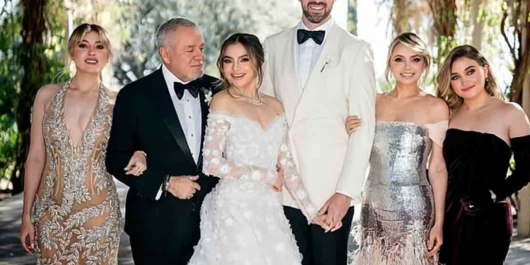 Detectan photoshop en foto de boda de Sofía Castro.