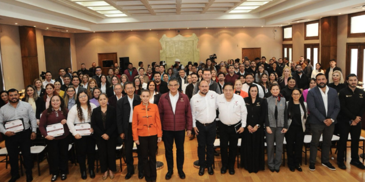 Entrega Gobernador reconocimientos a servidores públicos capacitados por el Senado