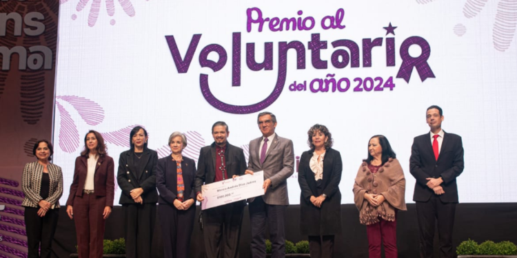 Premian Américo y María de Villarreal a los voluntarios del año.