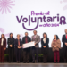 Premian Américo y María de Villarreal a los voluntarios del año.