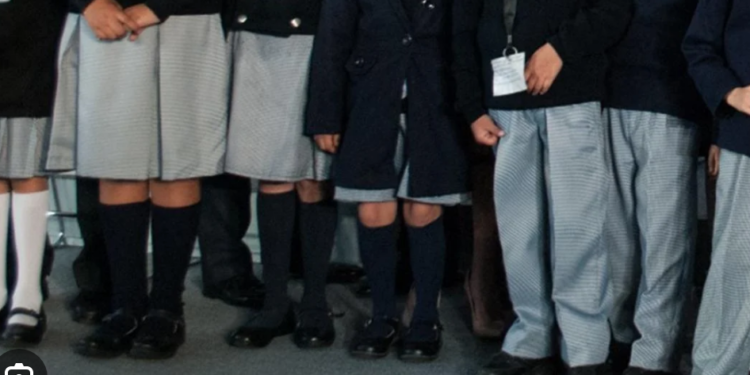 Impulsan uniforme neutro en escuelas de Tamaulipas; alumnas podrán usar falda o pantalón.