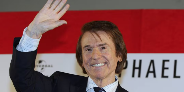Hospitalizan a Raphael tras sufrir derrame cerebral.